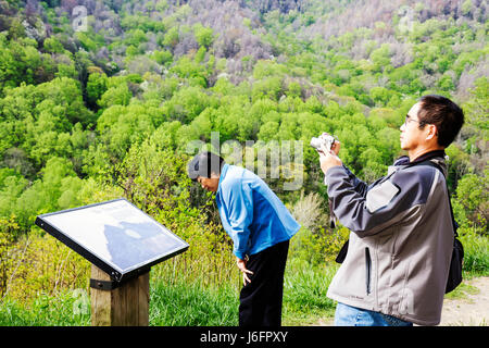 Tennessee Great Smoky Mountains National Park, asiatischer Mann Männer männlich, Frau weibliche Frauen, Paar, Kamera, digital, Natur, Natur, Landschaft, Landschaft, Bergrücken, Erbse Stockfoto