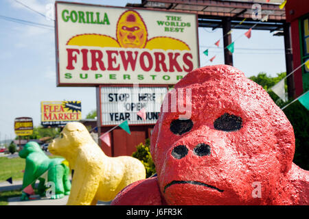 Sevierville Tennessee, Smoky Mountains, Highway 66, Gorilla Fireworks, rote Statue, TN080502024 Stockfoto