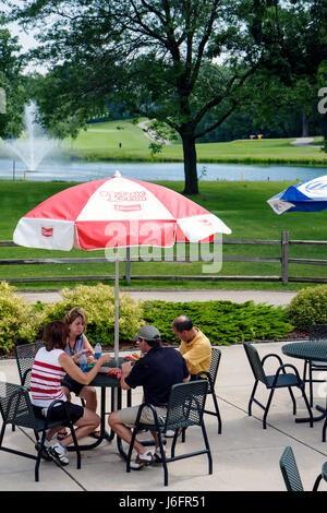 Kenosha Wisconsin, KANSASVILLE, Brighton Dale Links, Golfplatz, County Park System, Erwachsene Erwachsene Männer Männer männlich, Frau Frauen weibliche Dame, Paare, Picknick, umbr Stockfoto