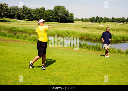 Kenosha Wisconsin, KANSASVILLE, Brighton Dale Links, Golfplatz, County Park System, Erwachsene Erwachsene Männer männlich, Schaukel, Fairway, Wasser Gefahr, Sport, Erholung Stockfoto