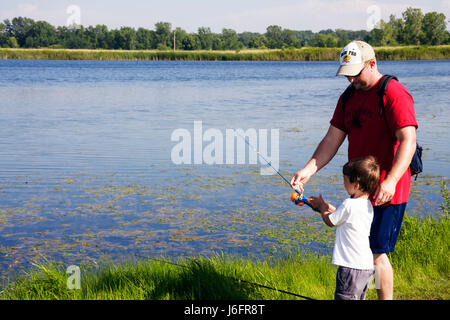 Wisconsin Kenosha County, Kenosha, KANSASVILLE, Richard Bong State Recreation Area, Wolf Lake, Angeln, Vater, Eltern, Sohn, Mann, Männer, Jungen, Kind Stockfoto