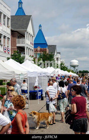 Wisconsin Kenosha County, Kenosha, HarbourMarket, Harbour Market, Outdoor, verkaufen, kaufen, Zelte, Mann Männer männlich, Frau weibliche Frauen, Hund, Haustier, Shopping Shopper Stockfoto
