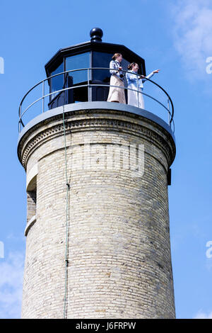 Wisconsin Kenosha County, Kenosha, Simmons Island, Southport Light Station, historischer Leuchtturm, erbaut 1866, außen, vorne, Eingang, Frau weiblich wo Stockfoto