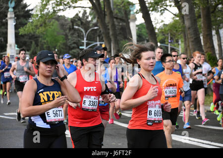 Brooklyn, NY, USA, 20. Mai 2017. Airbnb Brooklyn Halbmarathon Rennen 2017. Läufer liefen auf Flatbush Avenue & Grand Army Plaza. Bildnachweis: Lucien O'Neill Stockfoto