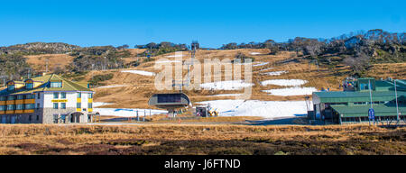 Perisher Valley, Australien - 21. Mai 2017 - australische Wetter: Schnee Coveregae gesehen in Perisher Valley am 21. Mai mit der offiziellen Eröffnung am Wochenende am 10. Juni stattfinden soll. Bilder zeigen vorderen Tal und das Dorf acht Sessellift.  Bildnachweis: Mjmediabox / Alamy Live News Stockfoto