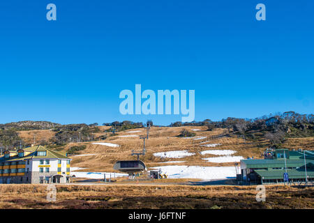 Perisher Valley, Australien - 21. Mai 2017 - australische Wetter: Schnee Coveregae gesehen in Perisher Valley am 21. Mai mit der offiziellen Eröffnung am Wochenende am 10. Juni stattfinden soll. Bilder zeigen vorderen Tal und das Dorf acht Sessellift.  Bildnachweis: Mjmediabox / Alamy Live News Stockfoto