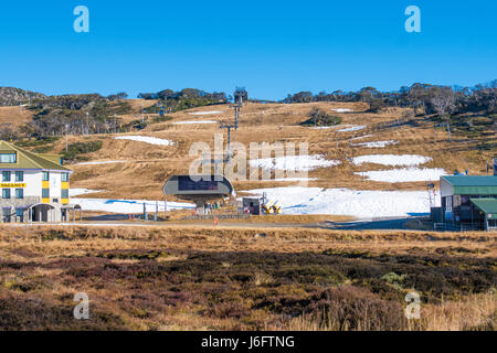 Perisher Valley, Australien - 21. Mai 2017 - australische Wetter: Schnee Coveregae gesehen in Perisher Valley am 21. Mai mit der offiziellen Eröffnung am Wochenende am 10. Juni stattfinden soll. Bilder zeigen vorderen Tal und das Dorf acht Sessellift.  Bildnachweis: Mjmediabox / Alamy Live News Stockfoto