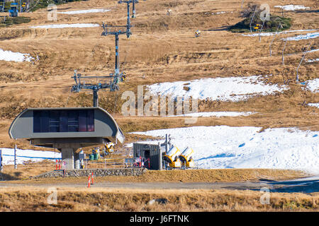 Perisher Valley, Australien - 21. Mai 2017 - australische Wetter: Schnee Coveregae gesehen in Perisher Valley am 21. Mai mit der offiziellen Eröffnung am Wochenende am 10. Juni stattfinden soll. Bilder zeigen vorderen Tal und das Dorf acht Sessellift.  Bildnachweis: Mjmediabox / Alamy Live News Stockfoto