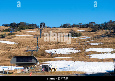 Perisher Valley, Australien - 21. Mai 2017 - australische Wetter: Schnee Coveregae gesehen in Perisher Valley am 21. Mai mit der offiziellen Eröffnung am Wochenende am 10. Juni stattfinden soll. Bilder zeigen vorderen Tal und das Dorf acht Sessellift.  Bildnachweis: Mjmediabox / Alamy Live News Stockfoto