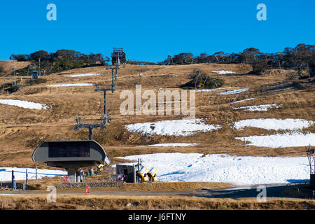 Perisher Valley, Australien - 21. Mai 2017 - australische Wetter: Schnee Coveregae gesehen in Perisher Valley am 21. Mai mit der offiziellen Eröffnung am Wochenende am 10. Juni stattfinden soll. Bilder zeigen vorderen Tal und das Dorf acht Sessellift.  Bildnachweis: Mjmediabox / Alamy Live News Stockfoto