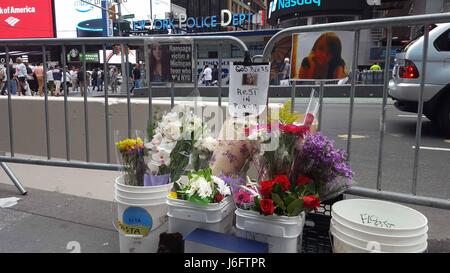 New York, New York, USA. 20. Mai 2017. Nahe dem Aufstellungsort von einem Autounfall auf dem Times Square angetrieben von Richard Rojas, die absichtlich in eine Menge von Fußgängern am 18. Mai 2017 in New York City beschleunigt. Eine Person wurde getötet und mindestens 22 wurden verletzt. Tagen Laters ein behelfsmäßiges Denkmal befindet sich an der 42nd Street und 7th Avenue, ein paar blocks entfernt von wo 18-jährige Alyssa Elsman, der vor Ort getötet wurde. Bildnachweis: Brigette Supernova/Alamy Live-Nachrichten Stockfoto