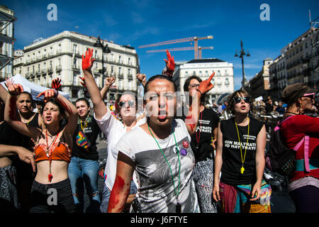 Madrid, Spanien. 20. Mai 2017. Frauen mit ihren Händen bemalt in rot protestieren gegen geschlechtsspezifische Gewalt fordert alle politischen Parteien, Maßnahmen zu ergreifen. Bildnachweis: Marcos del Mazo/Alamy Live-Nachrichten Stockfoto