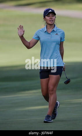 Williamsburg, Virginia, USA. 20. Mai 2017. Danielle Kang winkt der Menschenmenge während der dritten Runde der Meisterschaft Kingsmill über dem Flusslauf Kingsmill Resort in Williamsburg, Virginia. Justin Cooper/CSM/Alamy Live-Nachrichten Stockfoto