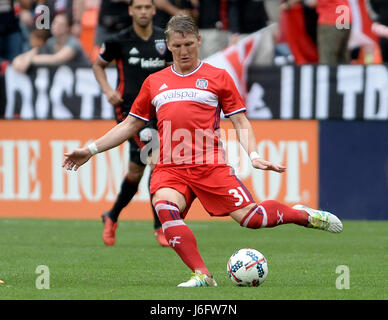 Washington, DC, USA. 20. Mai 2017. 20170520 - Chicago Fire Mittelfeldspieler BASTIAN SCHWEINSTEIGER (31) Pässe gegen D.C. United in der zweiten Hälfte im RFK Stadium in Washington. Bildnachweis: Chuck Myers/ZUMA Draht/Alamy Live-Nachrichten Stockfoto