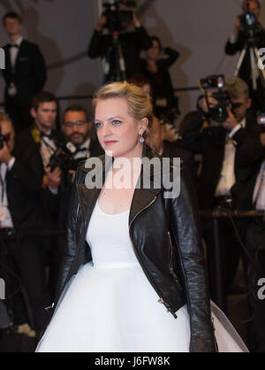 Cannes, Frankreich. 20. Mai 2017. Schauspielerin Elisabeth Moss posiert auf dem roten Teppich für die Vorführung des Films "The Square" im Wettbewerb der 70. Internationalen Filmfestspiele von Cannes in Cannes, Frankreich, am 20. Mai 2017. Bildnachweis: Xu Jinquan/Xinhua/Alamy Live-Nachrichten Stockfoto