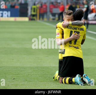 Dortmund, Deutschland. 20. Mai 2017. Pierre-Emerick Aubameyang (R) von Borussia Dortmund feiert mit seinen Teamkollegen Marco Reus nach seinem Tor in der Bundesliga-Spiel zwischen Borussia Dortmund und Werder Bremen in Dortmund, Deutschland, 20. Mai 2017. Dortmund gewann 4: 3. Bildnachweis: Joachim Bywaletz/Xinhua/Alamy Live-Nachrichten Stockfoto