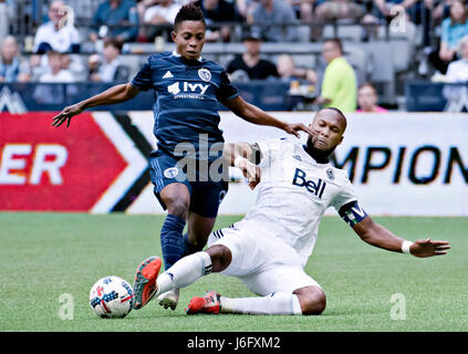 Vancouver. 21. Mai 2017. Sporting Kansas City Latif Segen (L) und Vancouver Whitecaps Kendall Waston konkurrieren um den Ball bei einem MLS Fußball-Spiel in Vancouver 20. Mai 2017. Bildnachweis: Andrew Soong/Xinhua/Alamy Live-Nachrichten Stockfoto