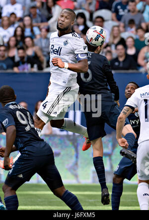 Vancouver. 21. Mai 2017. Vancouver Whitecaps Kendall Waston (oben L) und Sporting Kansas City IIie Sanchez konkurrieren um den Ball bei einem MLS Fußball-Spiel in Vancouver 20. Mai 2017. Bildnachweis: Andrew Soong/Xinhua/Alamy Live-Nachrichten Stockfoto