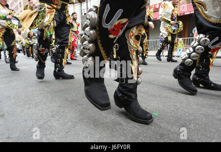 NEW YORK, NEW YORK - 20. Mai: Darsteller mit der San Simon USA folkloristische Tanzgruppe zeigen einen traditionellen bolivianischen Tanz in der 11. jährliche Tanzparade auf Studienplatz in Greenwich Village am 20. Mai 2017 in New York City, USA. (Foto: Sean Drakes/Alamy Live-Nachrichten) Stockfoto