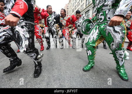 NEW YORK, NEW YORK - 20. Mai: Darsteller mit der San Simon USA folkloristische Tanzgruppe zeigen einen traditionellen bolivianischen Tanz in der 11. jährliche Tanzparade auf Studienplatz in Greenwich Village am 20. Mai 2017 in New York City, USA. (Foto: Sean Drakes/Alamy Live-Nachrichten) Stockfoto