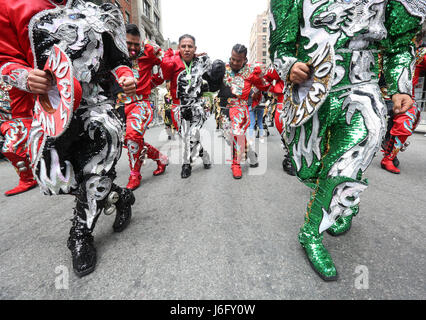 NEW YORK, NEW YORK - 20. Mai: Darsteller mit der San Simon USA folkloristische Tanzgruppe zeigen einen traditionellen bolivianischen Tanz in der 11. jährliche Tanzparade auf Studienplatz in Greenwich Village am 20. Mai 2017 in New York City, USA. (Foto: Sean Drakes/Alamy Live-Nachrichten) Stockfoto