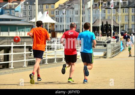 Aberystwyth Wales Großbritannien, Sonntag, 21. Mai 2017 UK Wetter: Eine helle und sonnige Morgen mit leichten Winden in Aberystwyth an der Cardigan Bay Küste, West Wales.   Das Wetter ist trocken, mit zunehmendem Sonnenschein in den nächsten Tagen warm, mit Temperaturen in London Prognose auf einen Höchstwert von 25 º c am Montag Foto Kredit Keith Morris eingestellt / Alamy Live News Stockfoto