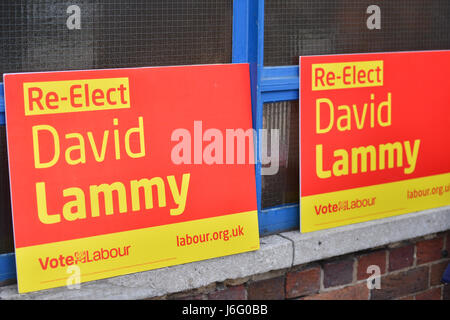 Turnpike Lane, London, UK. 21. Mai 2017. Labour-Partei Wahlkampf. David Lammy und Unterstützer Wahlkampf für die Parlamentswahlen. Bildnachweis: Matthew Chattle/Alamy Live-Nachrichten Stockfoto