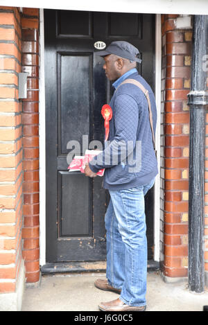 Turnpike Lane, London, UK. 21. Mai 2017. Labour-Partei Wahlkampf. David Lammy und Unterstützer Wahlkampf für die Parlamentswahlen. Bildnachweis: Matthew Chattle/Alamy Live-Nachrichten Stockfoto