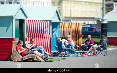 Brighton, UK. 21. Mai 2017. Sonnenanbeter auf ihre Strandhütten genießen das schöne sonnige Wetter an Hove Küste heute Nachmittag mit den heißesten Tag des Jahres werden es voraussichtlich morgen so weit Credit: Simon Dack/Alamy Live News Stockfoto