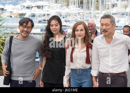 Cannes, Frankreich. 21. Mai 2017. Regisseur Hong SangSoo, Schauspielerinnen Isabelle Huppert und Kim Minhee und Gast (von R, L) für einen Fototermin des Films "Claires Kamera" während der 70. Cannes Filmfestspiele in Cannes, Frankreich, am 21. Mai 2017 darstellen. Bildnachweis: Xu Jinquan/Xinhua/Alamy Live-Nachrichten Stockfoto