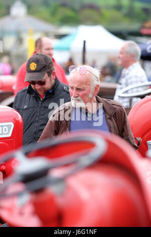 Royal Welsh-Frühlingsfestival, Builth Wells, Powys, Wales - Mai 2017 - Besucher unter den Oldtimer-Traktor-Exponaten auf der Royal Welsh-Frühlingsfest in Mid Wales statt zu durchsuchen. Foto-Steven Mai / Alamy Live News Stockfoto