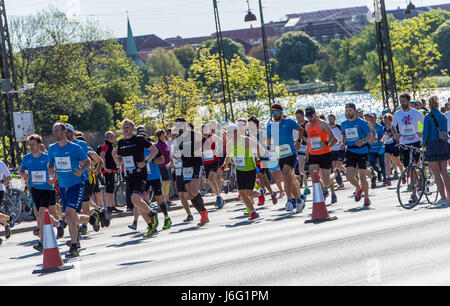 Kopenhagen, Dänemark. 21. Mai 2017. Mehr als 8500 Läufer aus der ganzen Welt kämpften hohe Temperaturen um 2017 Telenor Kopenhagen Marathon teilzunehmen. Bildnachweis: Matthew James Harrison/Alamy Live-Nachrichten Stockfoto