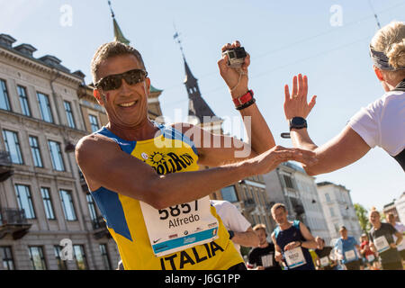 Kopenhagen, Dänemark. 21. Mai 2017. Mehr als 8500 Läufer aus der ganzen Welt kämpften hohe Temperaturen um 2017 Telenor Kopenhagen Marathon teilzunehmen. Bildnachweis: Matthew James Harrison/Alamy Live-Nachrichten Stockfoto