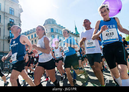 Kopenhagen, Dänemark. 21. Mai 2017. Mehr als 8500 Läufer aus der ganzen Welt kämpften hohe Temperaturen um 2017 Telenor Kopenhagen Marathon teilzunehmen. Bildnachweis: Matthew James Harrison/Alamy Live-Nachrichten Stockfoto