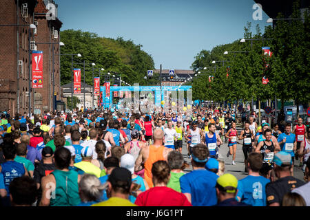 Kopenhagen, Dänemark. 21. Mai 2017. Mehr als 8500 Läufer aus der ganzen Welt kämpften hohe Temperaturen um 2017 Telenor Kopenhagen Marathon teilzunehmen. Bildnachweis: Matthew James Harrison/Alamy Live-Nachrichten Stockfoto