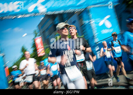 Kopenhagen, Dänemark. 21. Mai 2017. Mehr als 8500 Läufer aus der ganzen Welt kämpften hohe Temperaturen um 2017 Telenor Kopenhagen Marathon teilzunehmen. Bildnachweis: Matthew James Harrison/Alamy Live-Nachrichten Stockfoto