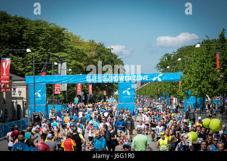 Kopenhagen, Dänemark. 21. Mai 2017. Mehr als 8500 Läufer aus der ganzen Welt kämpften hohe Temperaturen um 2017 Telenor Kopenhagen Marathon teilzunehmen. Bildnachweis: Matthew James Harrison/Alamy Live-Nachrichten Stockfoto