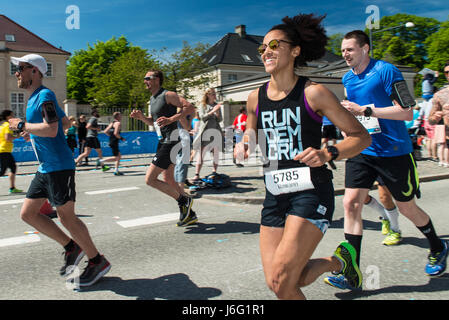 Kopenhagen, Dänemark. 21. Mai 2017. Mehr als 8500 Läufer aus der ganzen Welt kämpften hohe Temperaturen um 2017 Telenor Kopenhagen Marathon teilzunehmen. Bildnachweis: Matthew James Harrison/Alamy Live-Nachrichten Stockfoto