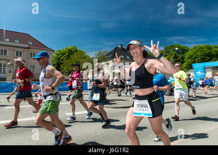 Kopenhagen, Dänemark. 21. Mai 2017. Mehr als 8500 Läufer aus der ganzen Welt kämpften hohe Temperaturen um 2017 Telenor Kopenhagen Marathon teilzunehmen. Bildnachweis: Matthew James Harrison/Alamy Live-Nachrichten Stockfoto