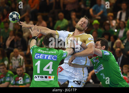 Göppingen, Deutschland. 21. Mai 2017. St. Raphael Geoffroy Krantz (C) in Aktion Wotj Magdeburg Spieler Jacob Bagersted (L) und Mads Christiansen (R) in den EHF-Cup Handball dritten Platz match zwischen St. Raphael und SC Magdeburg in der EWS-Aerna in Göppingen, Deutschland, 21. Mai 2017. : Bildnachweis Marijan Murat/Dpa: Dpa picture-Alliance/Alamy Live News Stockfoto