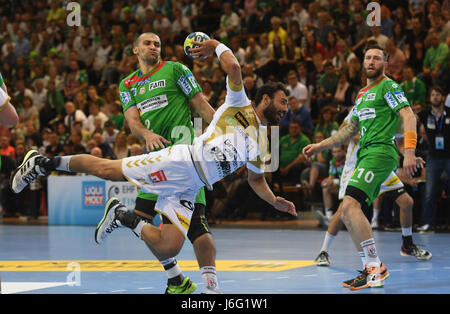 Göppingen, Deutschland. 21. Mai 2017. St. Raphael Daniel Sarmiento Melian (C) in Aktion mit Magdeburger Zeljko Musa (L) und Fabian van Olphen (R) in den EHF-Cup Handball dritten Platz match zwischen St. Raphael und SC Magdeburg in der EWS-Aerna in Göppingen, Deutschland, 21. Mai 2017. : Bildnachweis Marijan Murat/Dpa: Dpa picture-Alliance/Alamy Live News Stockfoto