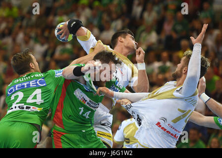 Göppingen, Deutschland. 21. Mai 2017. Magdeburger Christian O'Sullivan (von links nach rechts) in Aktion mit Magdeburger Jacob Bagersted, St. Raphael's Alexandru Viorel Simicu und St. Raphael's Alexander Lynggaard während der EHF-Cup Handball dritten Spiel um Platz zwischen St. Raphael und SC Magdeburg in der EWS-Aerna in Göppingen, Deutschland, 21. Mai 2017. : Bildnachweis Marijan Murat/Dpa: Dpa picture-Alliance/Alamy Live News Stockfoto