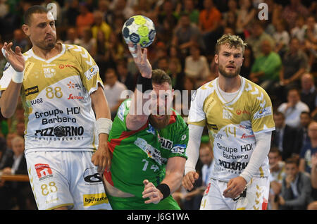 Göppingen, Deutschland. 21. Mai 2017. Magdeburger Jacob Bagersted (C) in Aktion mit St. Raphael Spielern Wissem Hmam (L) und Alexander Lynggaard (R) während der EHF-Cup Handball dritten Spiel um Platz zwischen St. Raphael und SC Magdeburg in der EWS-Aerna in Göppingen, Deutschland, 21. Mai 2017. : Bildnachweis Marijan Murat/Dpa: Dpa picture-Alliance/Alamy Live News Stockfoto