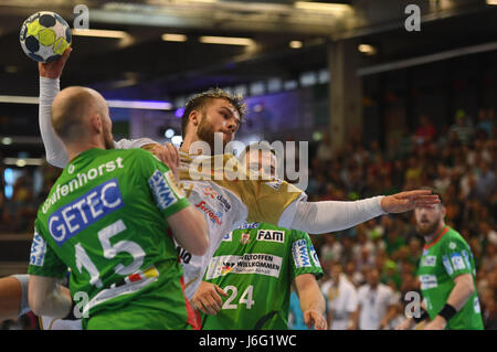 Göppingen, Deutschland. 21. Mai 2017. St. Raphael Alexander Lynggaard (C) in Aktion mit Magdeburg Spieler Yves Grafenhorst (L) und Christian O'Sullivan (R) während der EHF-Cup Handball dritten Spiel um Platz zwischen St. Raphael und SC Magdeburg in der EWS-Aerna in Göppingen, Deutschland, 21. Mai 2017. : Bildnachweis Marijan Murat/Dpa: Dpa picture-Alliance/Alamy Live News Stockfoto