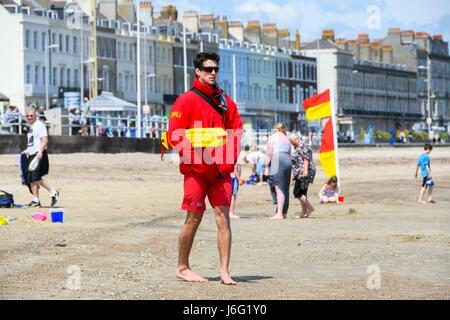 Weymouth, Dorset, UK. 21. Mai 2017.   Großbritannien Wetter.   RNLI Rettungsschwimmer am Strand an einem warmen sonnigen Tag das Seebad Weymouth in Dorset.  Bildnachweis: Graham Hunt/Alamy Live-Nachrichten Stockfoto