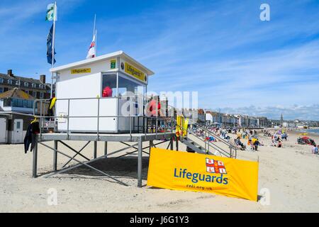 Weymouth, Dorset, UK. 21. Mai 2017.   Großbritannien Wetter.   RNLI Rettungsschwimmer post am Strand an einem warmen sonnigen Tag an das Seebad Weymouth in Dorset.  Bildnachweis: Graham Hunt/Alamy Live-Nachrichten Stockfoto