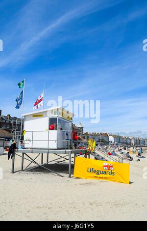 Weymouth, Dorset, UK. 21. Mai 2017.   Großbritannien Wetter.   RNLI Rettungsschwimmer post am Strand an einem warmen sonnigen Tag an das Seebad Weymouth in Dorset.  Bildnachweis: Graham Hunt/Alamy Live-Nachrichten Stockfoto