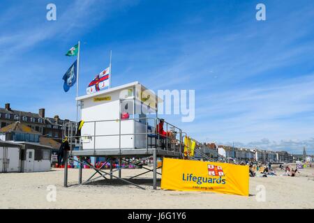 Weymouth, Dorset, UK. 21. Mai 2017.   Großbritannien Wetter.   RNLI Rettungsschwimmer post am Strand an einem warmen sonnigen Tag an das Seebad Weymouth in Dorset.  Bildnachweis: Graham Hunt/Alamy Live-Nachrichten Stockfoto