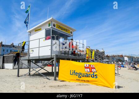 Weymouth, Dorset, UK. 21. Mai 2017.   Großbritannien Wetter.   RNLI Rettungsschwimmer post am Strand an einem warmen sonnigen Tag an das Seebad Weymouth in Dorset.  Bildnachweis: Graham Hunt/Alamy Live-Nachrichten Stockfoto