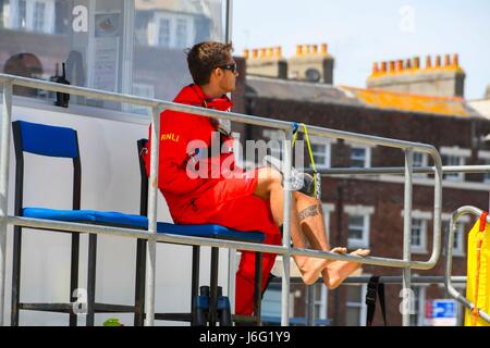 Weymouth, Dorset, UK. 21. Mai 2017.   Großbritannien Wetter.   RNLI Rettungsschwimmer post am Strand an einem warmen sonnigen Tag an das Seebad Weymouth in Dorset.  Bildnachweis: Graham Hunt/Alamy Live-Nachrichten Stockfoto